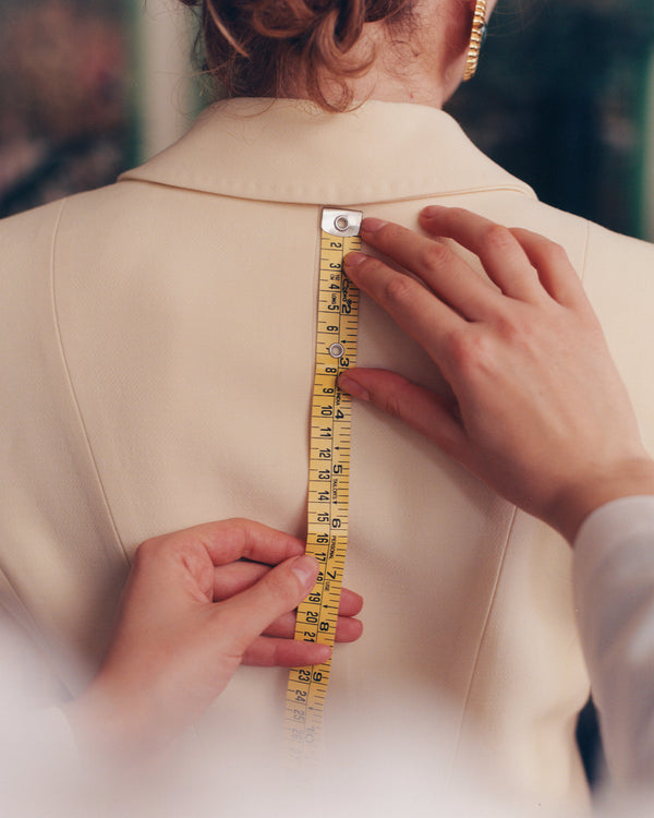 Master Tailor Armina meticulously took the necessary measurements for the final adjustments of the pieces.